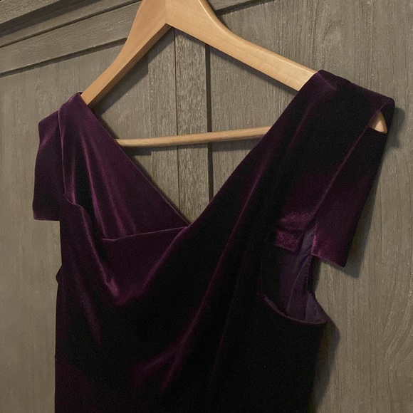 Never worn Black Halo fully lined velvet dress in a size 2. - Picture 4 of 4